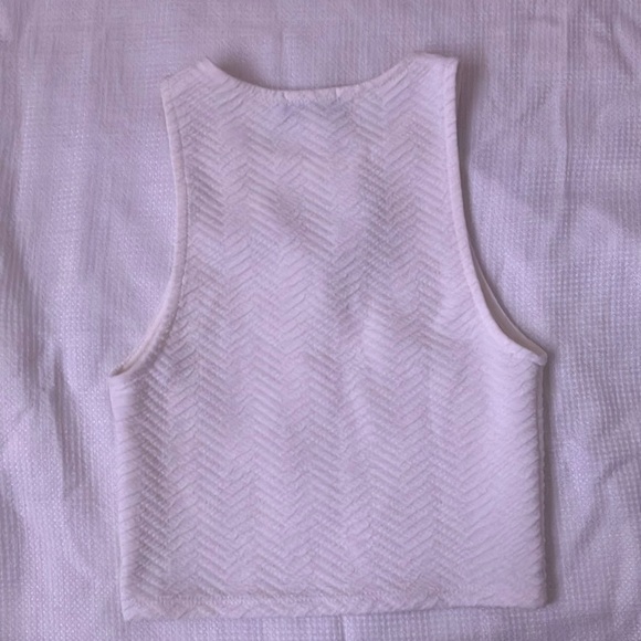 White sleeveless top with detachable necklace embellishment - Picture 4 of 7